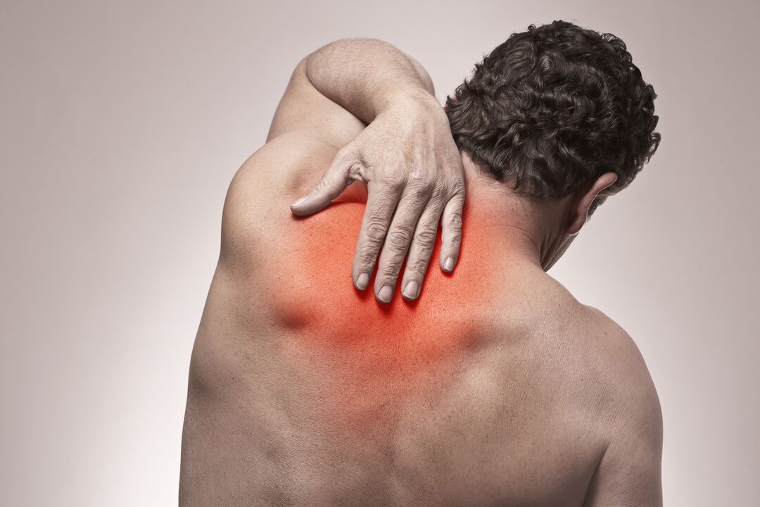 Schmerzen unter dem linken Schulterblatt von hinten von hinten Foto 2